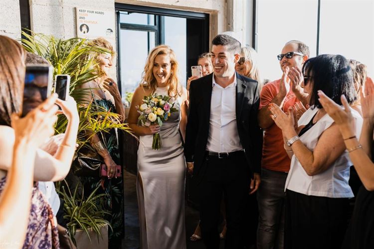 בשמלה לבנה בשוק לוינסקי: הכלה שהעזה להתחיל עם פלורנטין 15