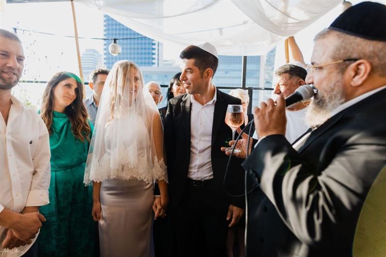 בשמלה לבנה בשוק לוינסקי: הכלה שהעזה להתחיל עם פלורנטין 16