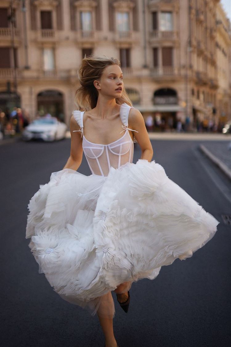 היישר משבוע האופנה לכלות NY: הקולקציה של ליז מרטינז 16