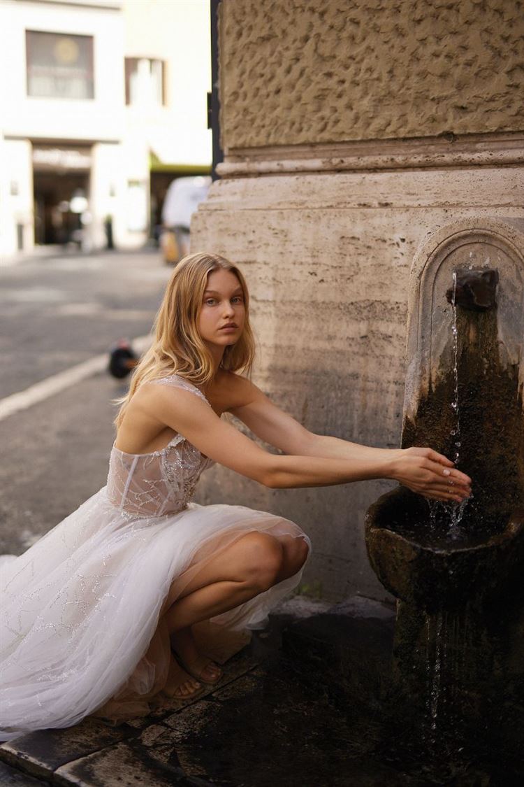 היישר משבוע האופנה לכלות NY: הקולקציה של ליז מרטינז 18