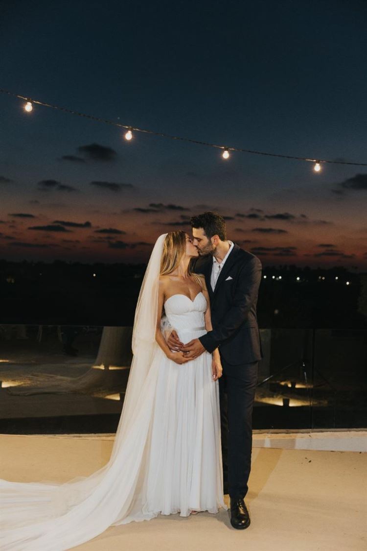 כבשה את קיסריה ואת תל אביב עם שמלות כלה שקלעו בול 12