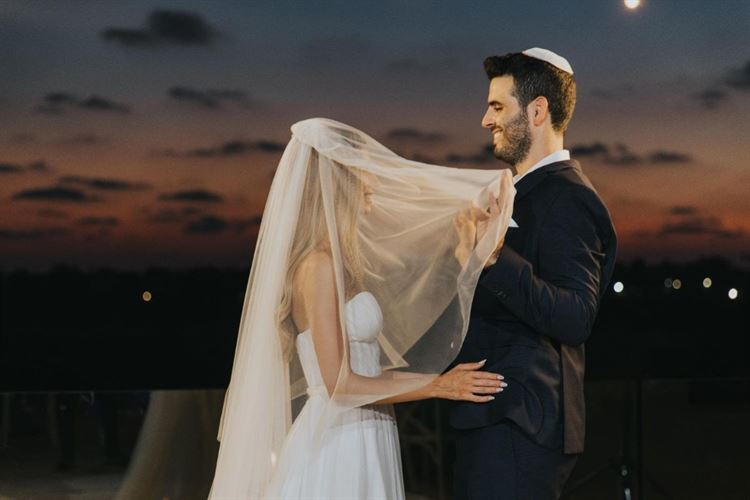 כבשה את קיסריה ואת תל אביב עם שמלות כלה שקלעו בול 13