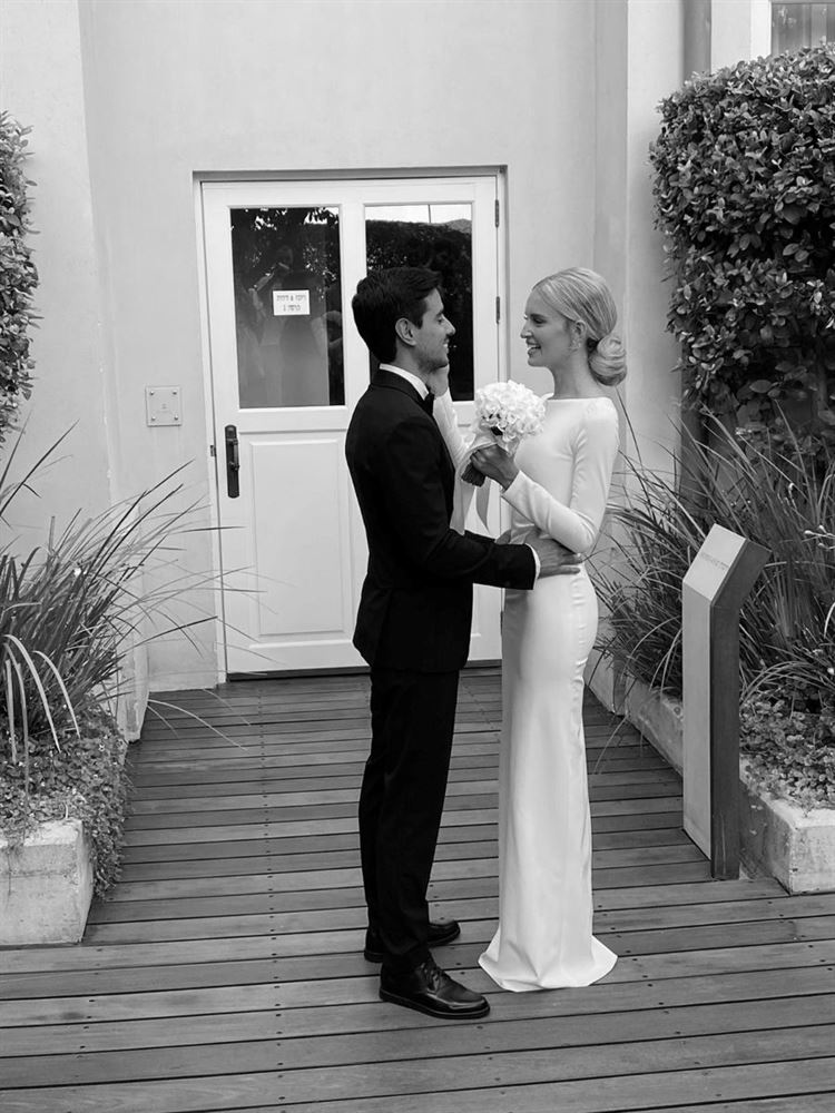 בקי בשמלת הכלה הראשונה, צנועה וחלקה (צילום: פיפל פוטוגרפי)