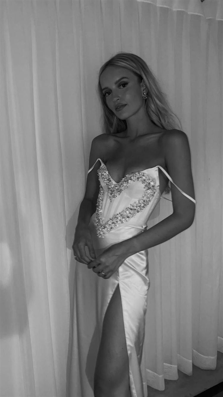 בקי בשמלת כלה שנייה, מחוך נוצץ (צילום: פיפל פוטוגרפי)