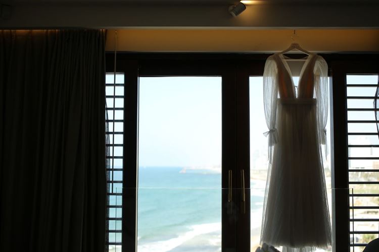 שמלת הכלה רק ממתינה לה (צילום: שלומי ביטון)