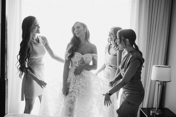 מיטל והחברות נהנות מהיום (צילום: אנדריי אברמוב)