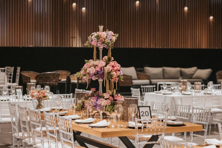 שולחנות מעוצבים במתחם גבריאל תרבות אירוח (צילום: אנדריי אברמוב)