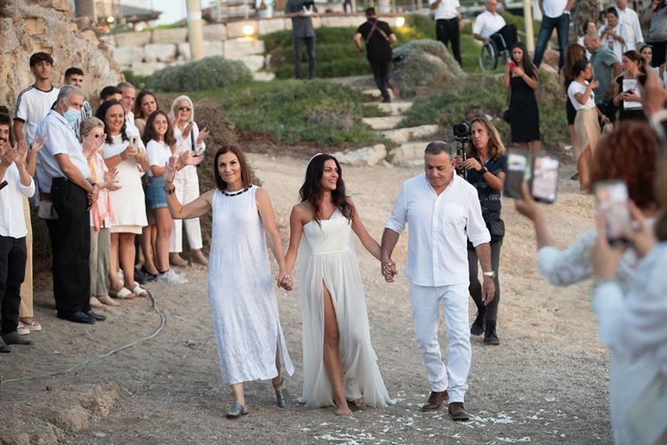 חווה בלבן: חתונת ה"ברנינג מן" של כוכבת לוציפר 21