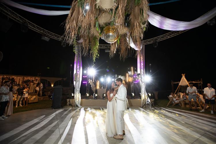 חווה בלבן: חתונת ה"ברנינג מן" של כוכבת לוציפר 32