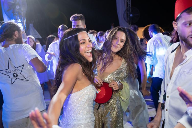 חווה בלבן: חתונת ה"ברנינג מן" של כוכבת לוציפר 36