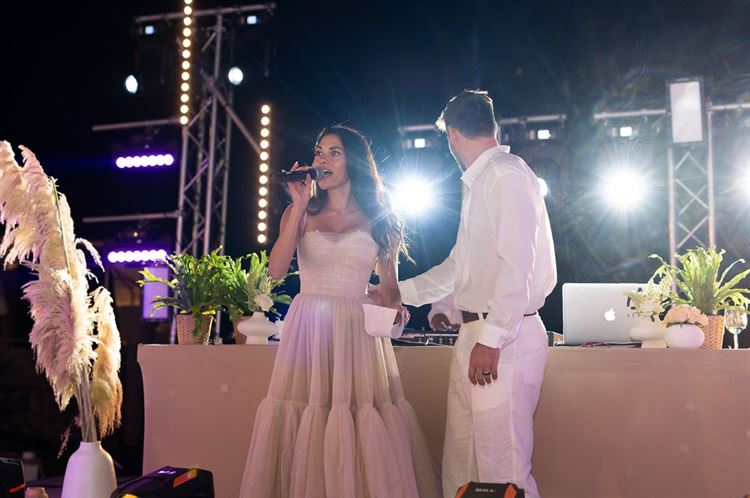 חווה בלבן: חתונת ה"ברנינג מן" של כוכבת לוציפר 29