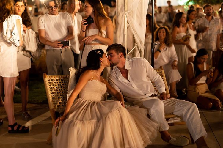 חווה בלבן: חתונת ה"ברנינג מן" של כוכבת לוציפר 30