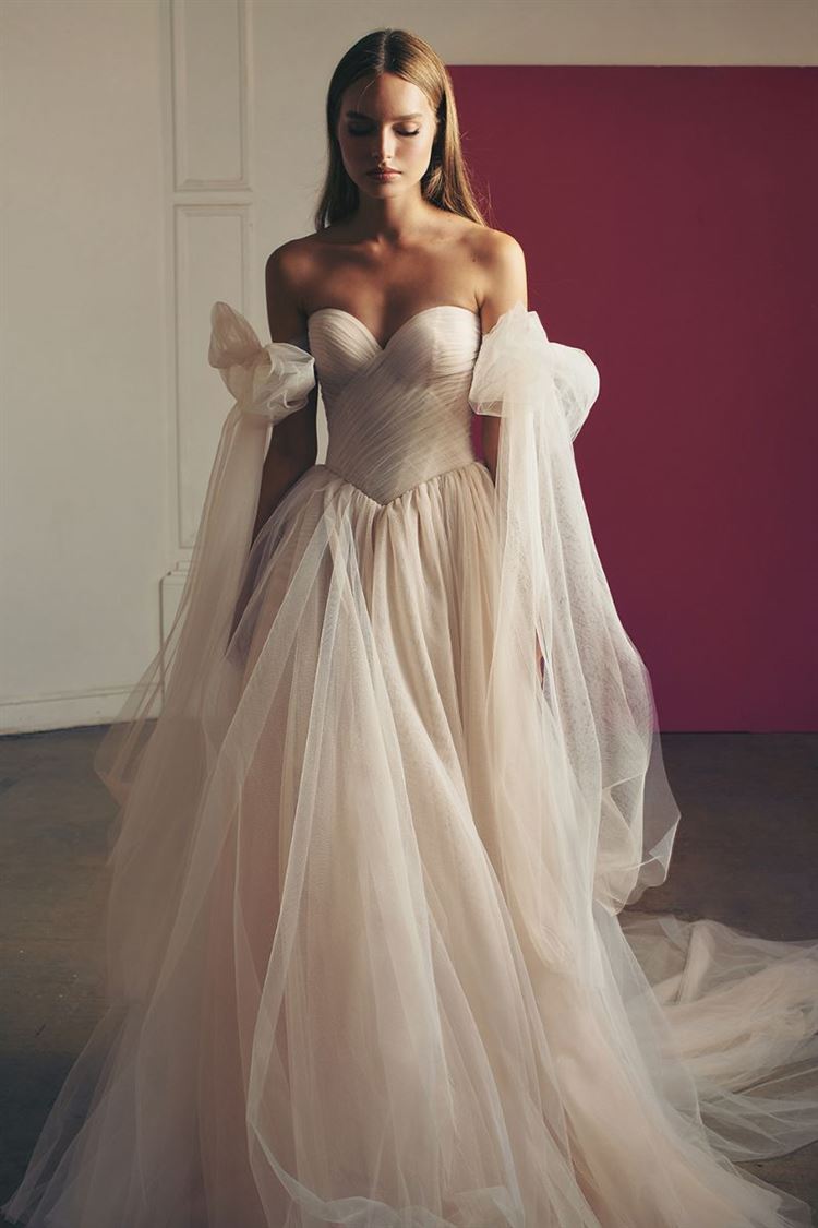 החיים הם טלנובלה? גליה להב מתמקמת בפרונט הקולקציה שלה 13