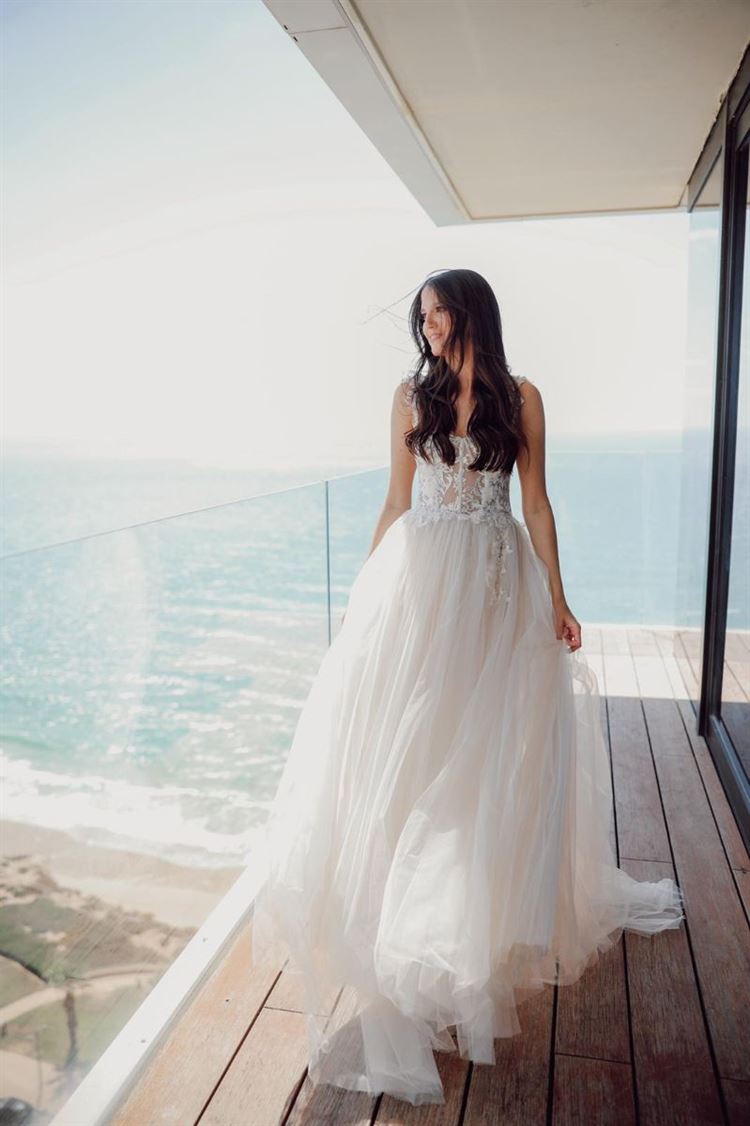 עם מבט כובש ושסע מושלם: הכלה שמזניקה את מדד הסטייל 3