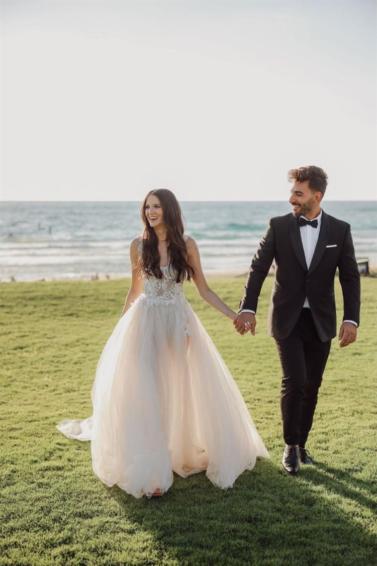 עם מבט כובש ושסע מושלם: הכלה שמזניקה את מדד הסטייל 10