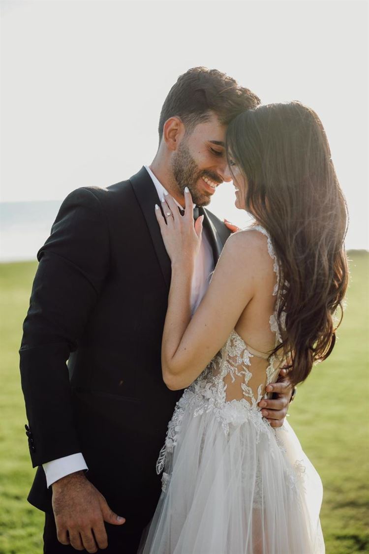 עם מבט כובש ושסע מושלם: הכלה שמזניקה את מדד הסטייל 11