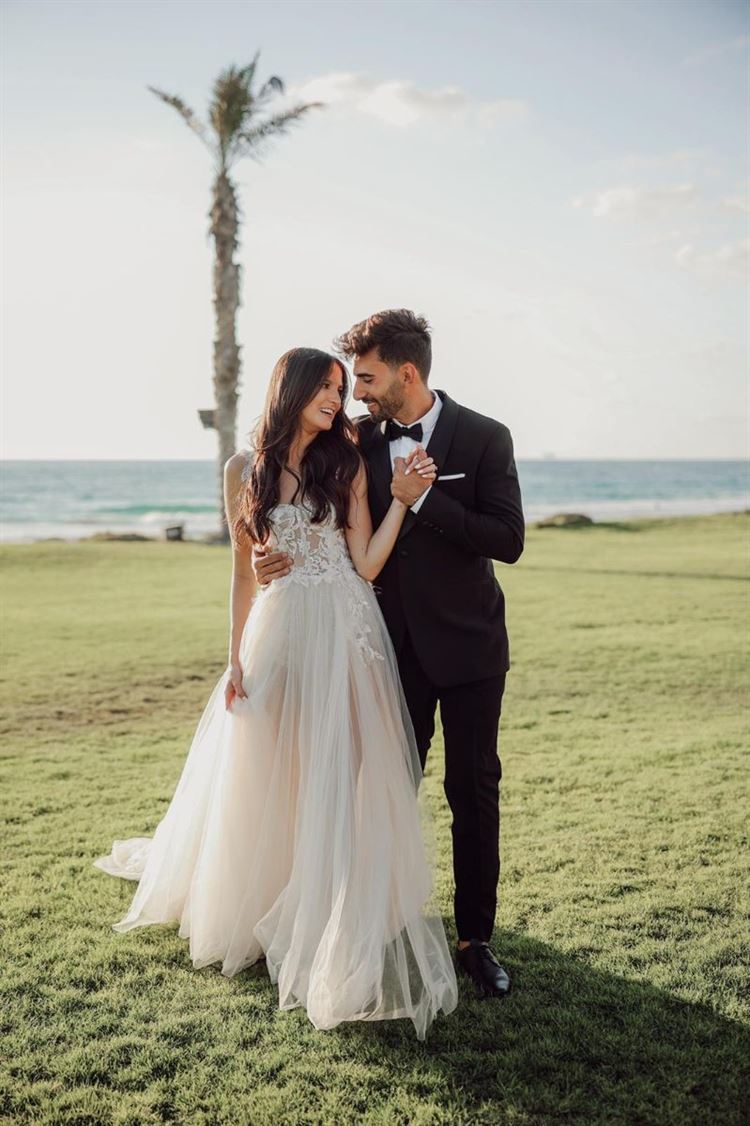 עם מבט כובש ושסע מושלם: הכלה שמזניקה את מדד הסטייל 12