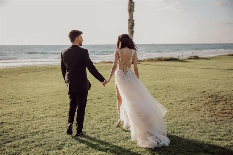 עם מבט כובש ושסע מושלם: הכלה שמזניקה את מדד הסטייל 13