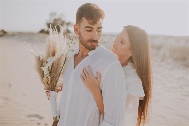 עם מבט כובש ושסע מושלם: הכלה שמזניקה את מדד הסטייל 27