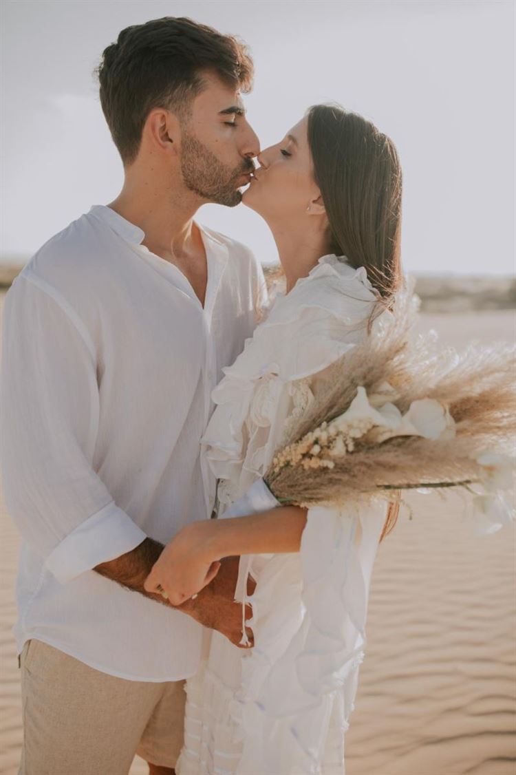 עם מבט כובש ושסע מושלם: הכלה שמזניקה את מדד הסטייל 28