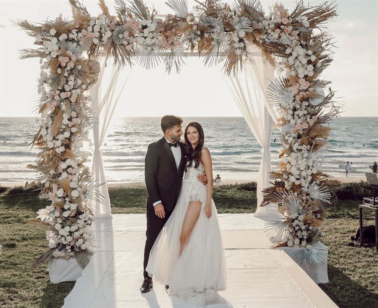 עם מבט כובש ושסע מושלם: הכלה שמזניקה את מדד הסטייל 15