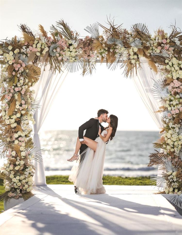 עם מבט כובש ושסע מושלם: הכלה שמזניקה את מדד הסטייל 16