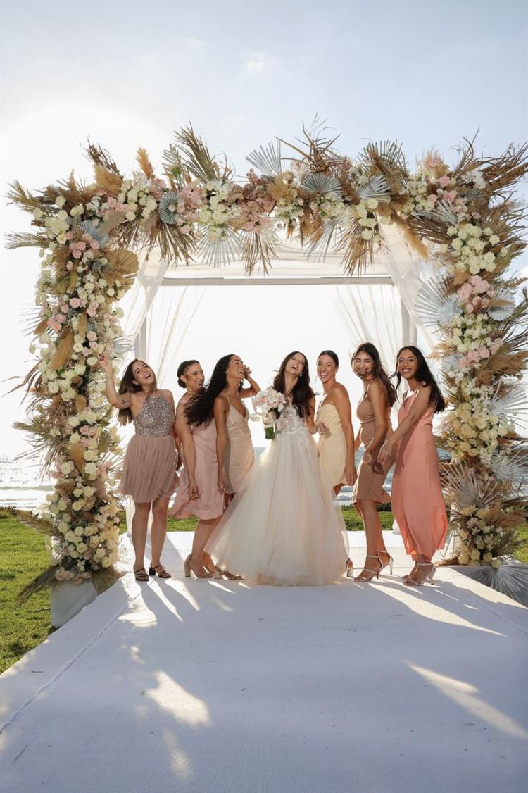 עם מבט כובש ושסע מושלם: הכלה שמזניקה את מדד הסטייל 17