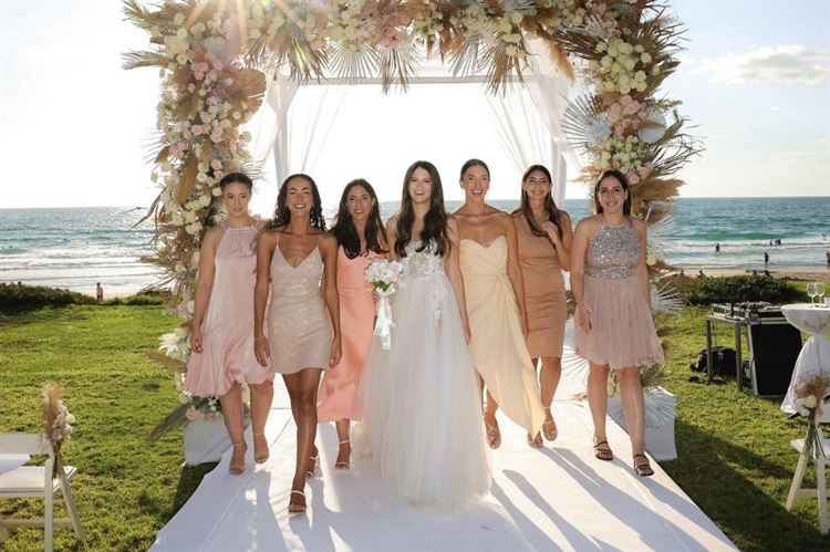 עם מבט כובש ושסע מושלם: הכלה שמזניקה את מדד הסטייל 18