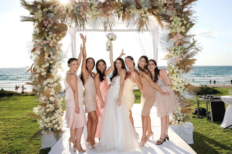 עם מבט כובש ושסע מושלם: הכלה שמזניקה את מדד הסטייל 19