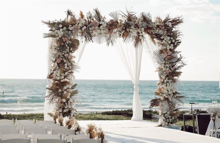 עם מבט כובש ושסע מושלם: הכלה שמזניקה את מדד הסטייל 22