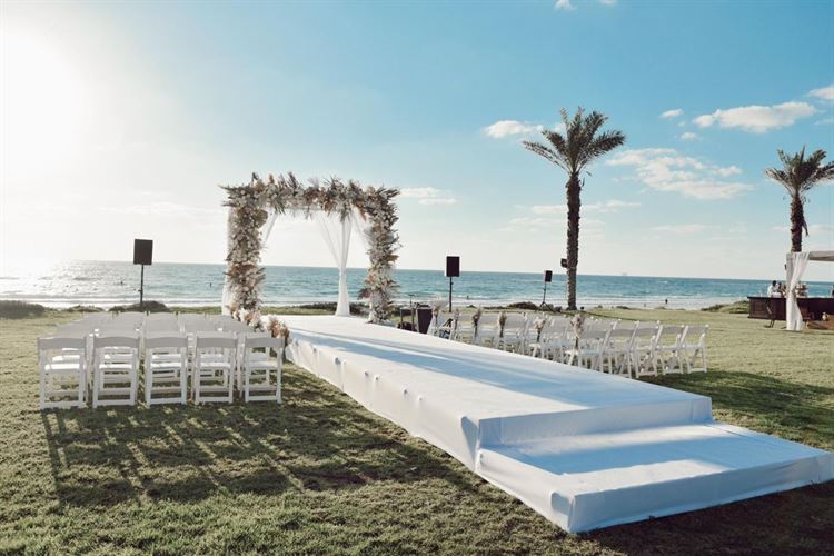 עם מבט כובש ושסע מושלם: הכלה שמזניקה את מדד הסטייל 24