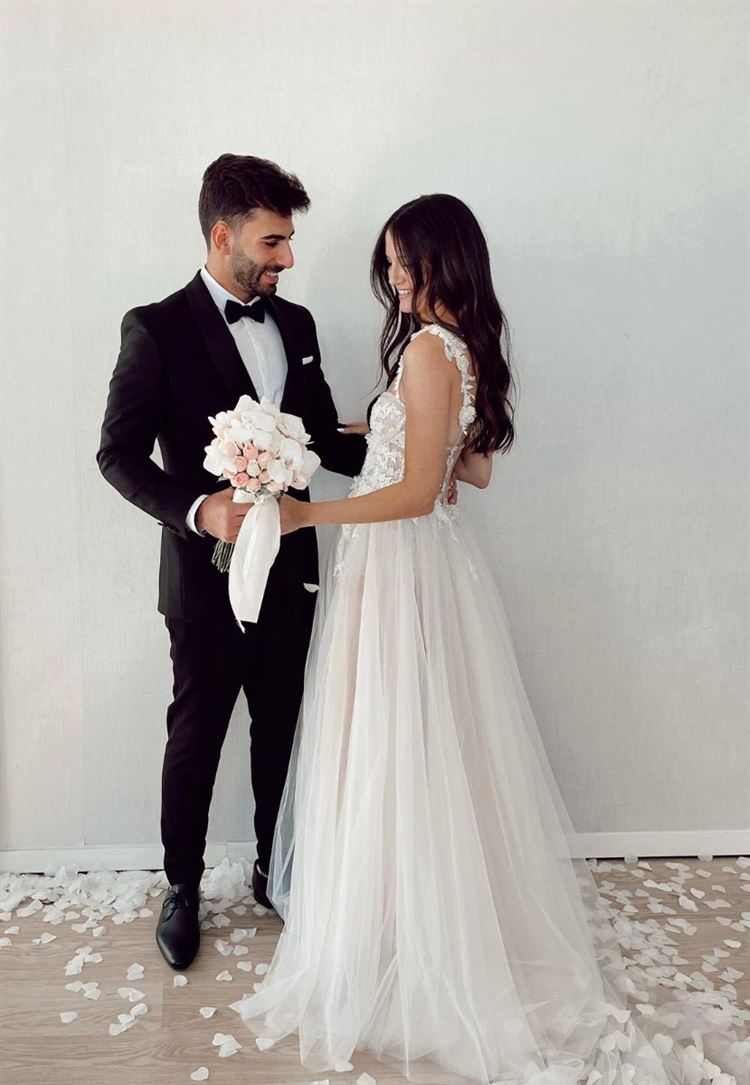 עם מבט כובש ושסע מושלם: הכלה שמזניקה את מדד הסטייל 25