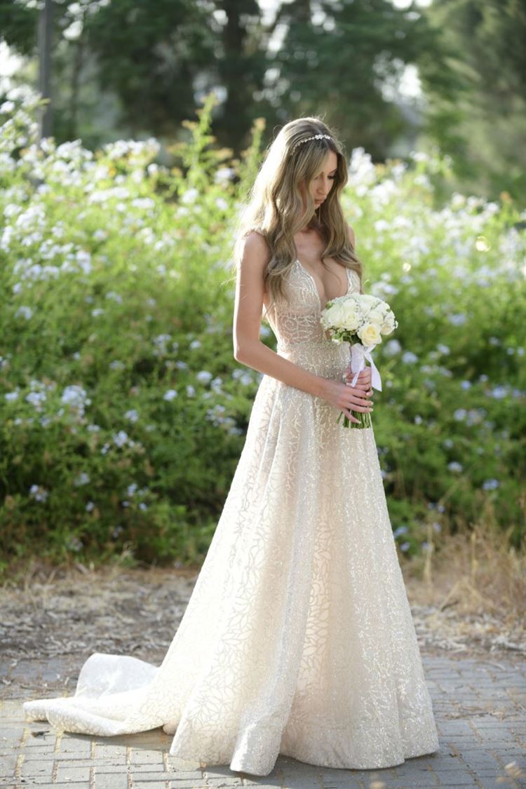 דניאל בשמלת הכלה הראשונה של ברטה (צילום: מריו לוי)