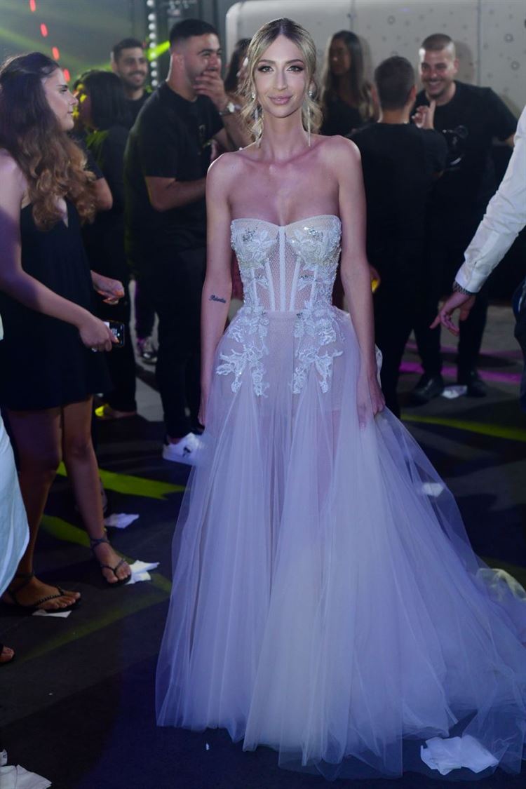 דניאל בשמלת הכלה השנייה של ברטה (צילום: מריו לוי)