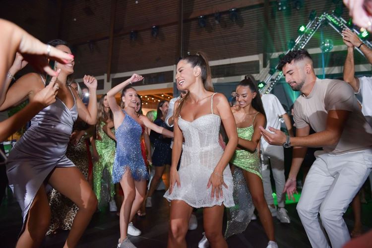 אור זרקורים: החתונה של המשפיענית שיר ממן 24