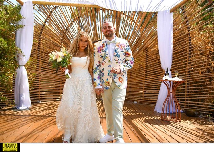 דור הראל בשמלת כלה בעיצובה (צילום: רביב צלמים)