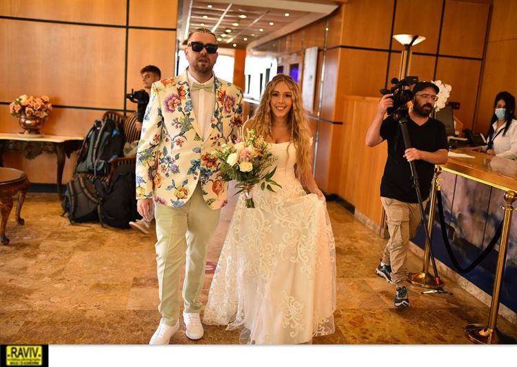 עומרי בחליפה פרחונית בעיצובה של דור (צילום: רביב צלמים)