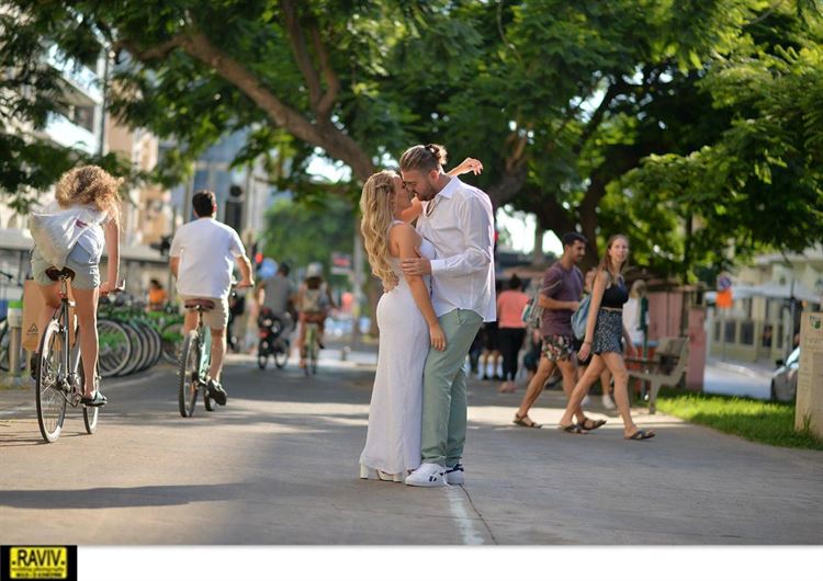 דור ועומרי מצטלמים ברוטשילד (צילום: רביב צלמים)