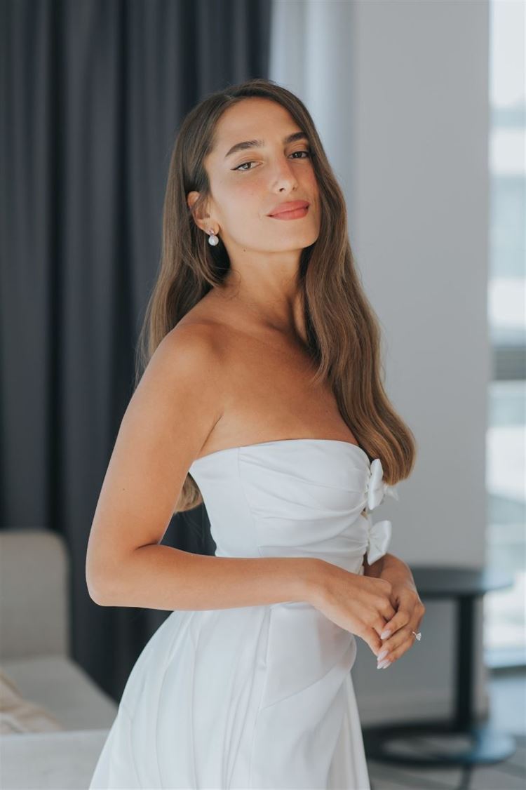 מאי בשמלה הראשונה של המעצבת גליה להב (צילום: עידן חסון)