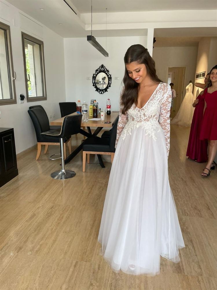 בשמלה מעצבת שמלות הכלה לימור בן יוסף (צילום: איציק בן דוסא)