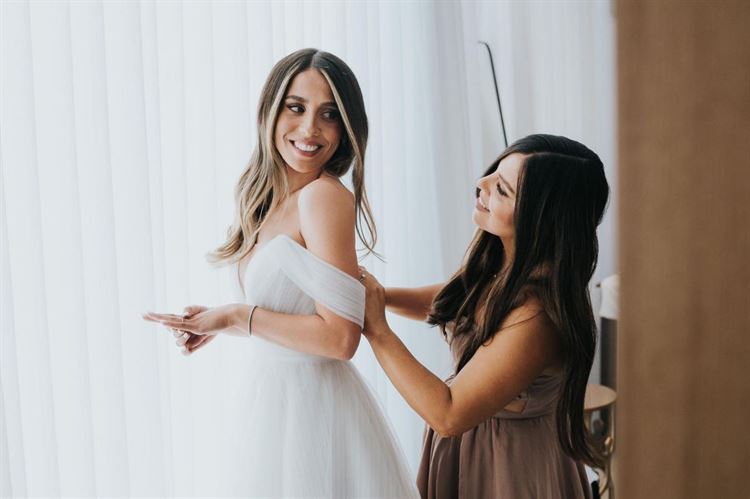 אופיר מתארגנת לחתונה (צילום: דוקו צלמים)