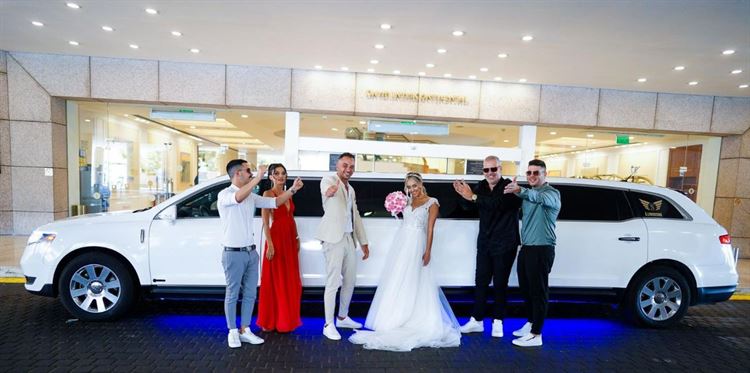 עם המלווים רגע לפני החתונה (צילום: אדארד פרו)