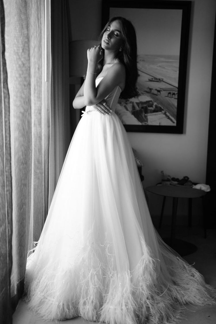 עדי בשמלת כלה ראשונה של ענבל דרור (צילום: קמליה)