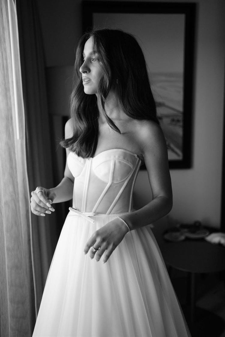 עדי בשמלת כלה של ענבל דרור (צילום: קמליה)