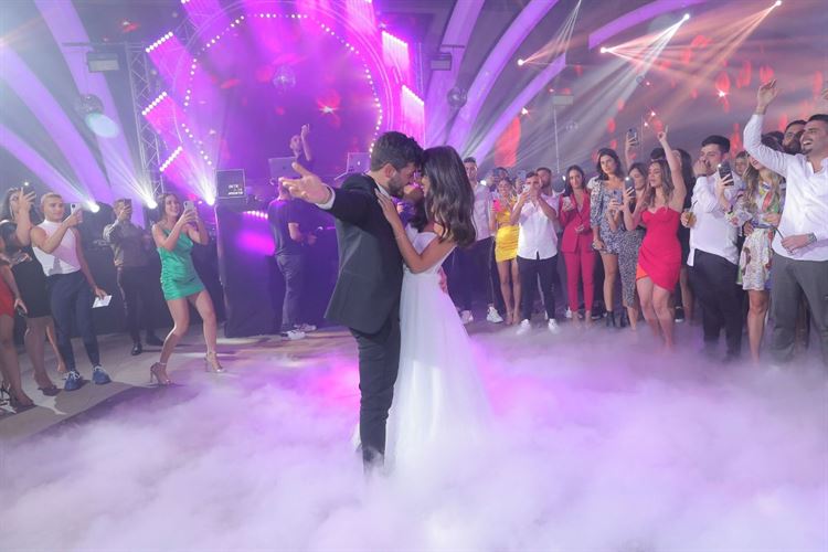 על הרחבה באולמי טרויה המפוארים (צילום: קמליה)