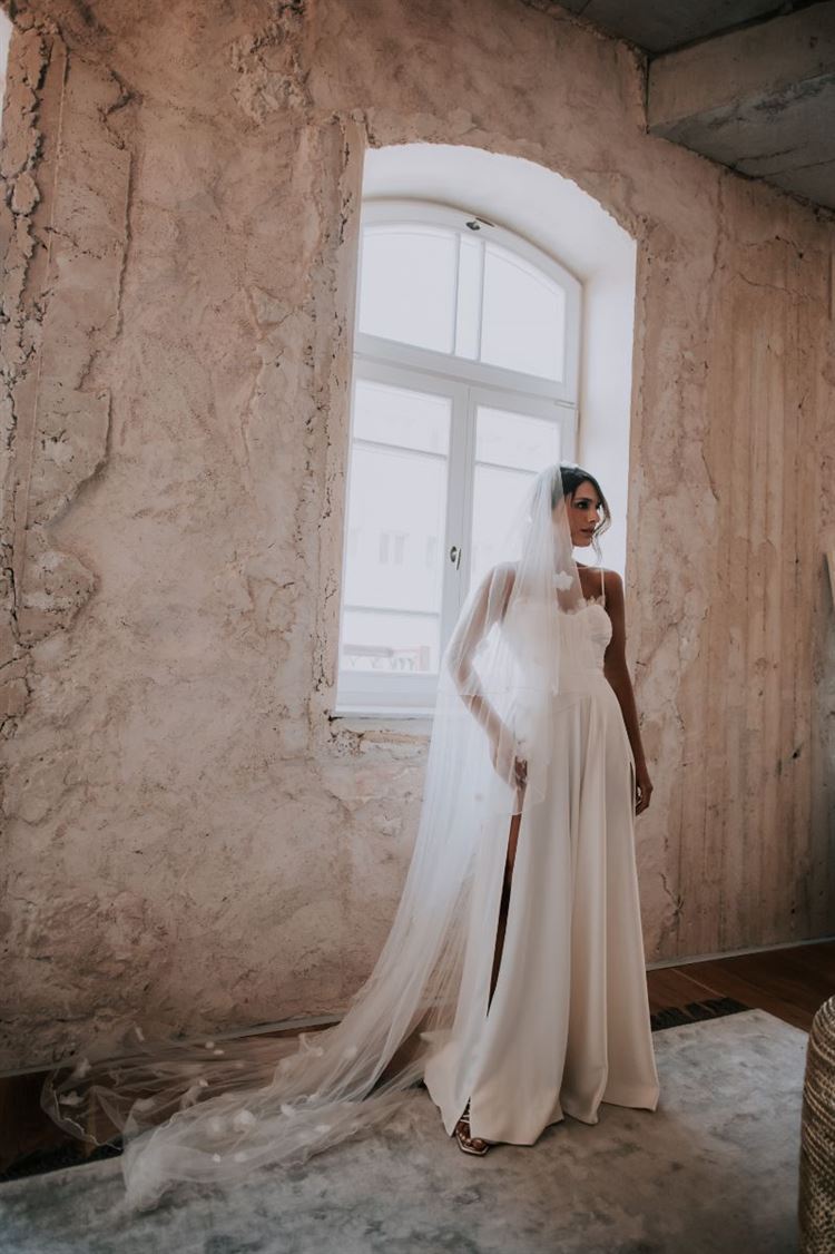 מוריה בשמלת הכלה הראשונה שלה (צילום: אלון גרובר)