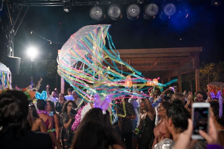 מוריה הזמינה בעצמה מטריות ענק מאירות (צילום: אלון גרובר)