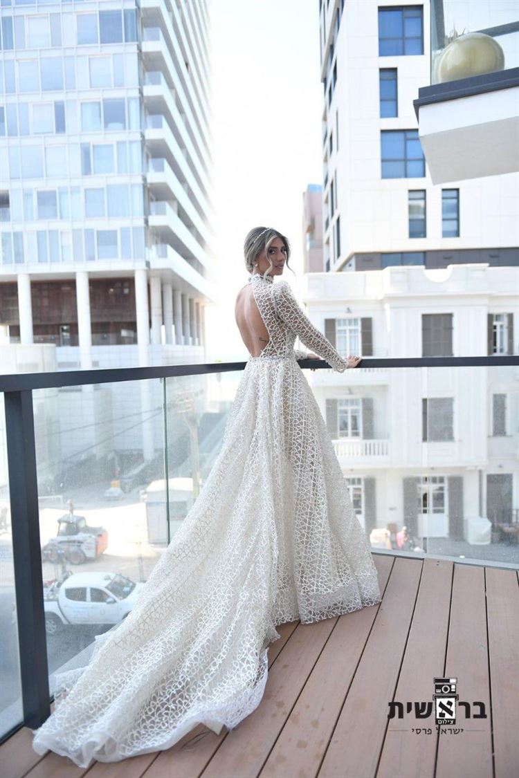 קולין בשמלה הראשונה של המעצבת ברטה (צילום: בראשית ישראל פרסי)