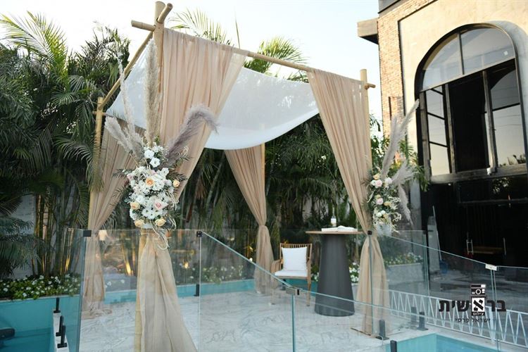 החופה על הבריכה באולם האירועים טאו (צילום בראשית ישראל פרסי)