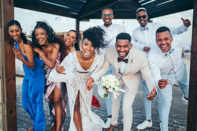 הזוג עם המלווים והמלוות (צילום: שיצו צלמים)